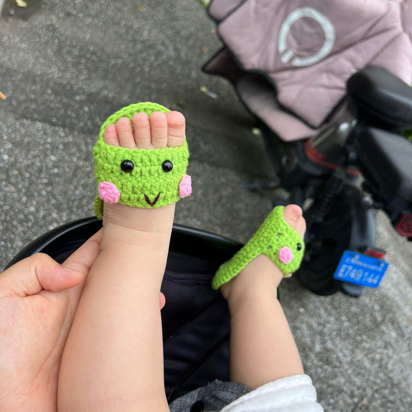 可爱毛线小青蛙钩织拖鞋儿童新款趣味绿色迷你小巧凉拖宝宝
