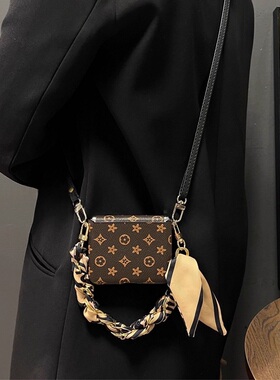 高级棕色皮纹老花华为Pura x折叠屏手机壳Pocket2小米mixflip 2手链三星zflip6防摔OPPOFindN3Flip荣耀vivo女