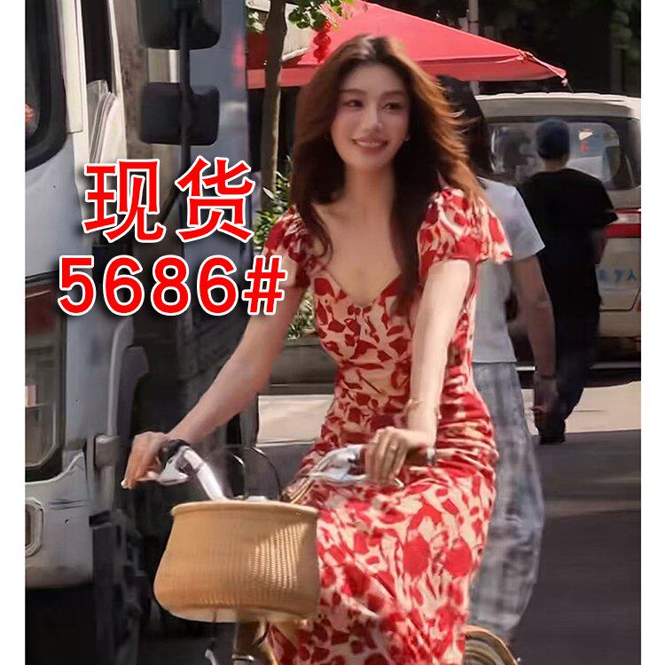 温柔风红色印花连衣裙女夏V领收腰显瘦中长裙度假风