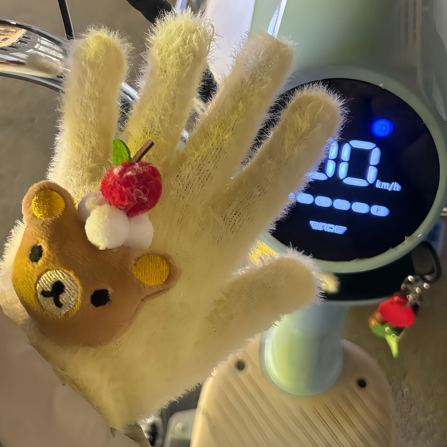 水貂毛可爱奶黄色分指骑行毛绒防寒新款冬季樱桃小熊卡通保暖手套