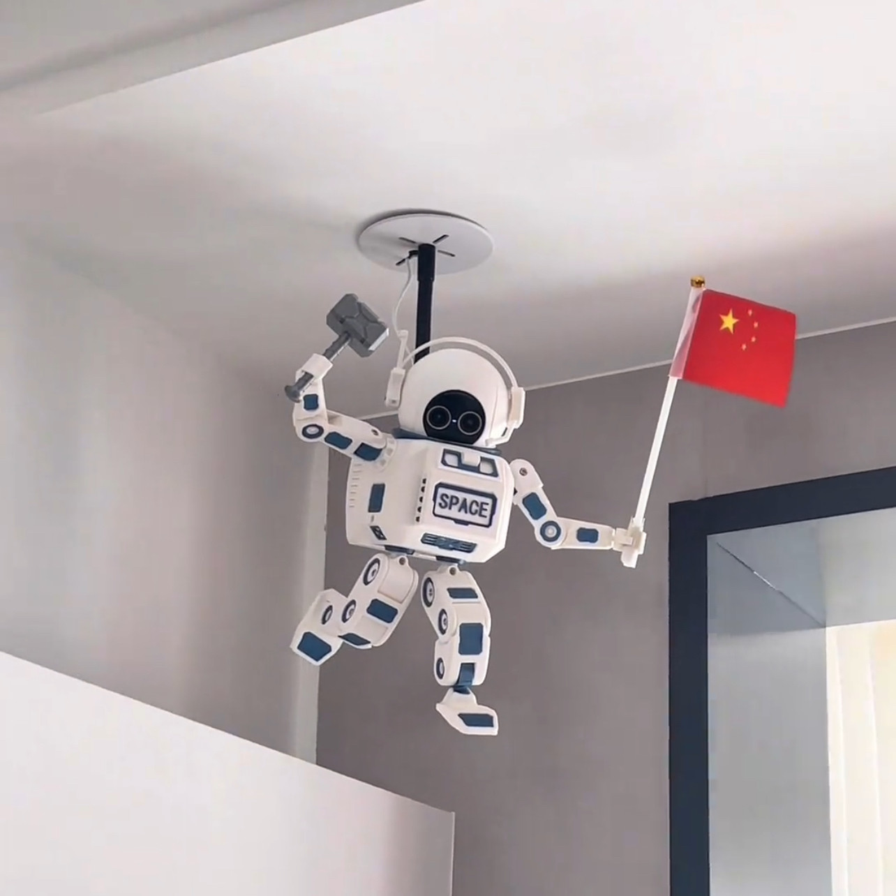 吊顶挂件趣味新款2026摄像头太空人创意装饰太空人外壳支架
