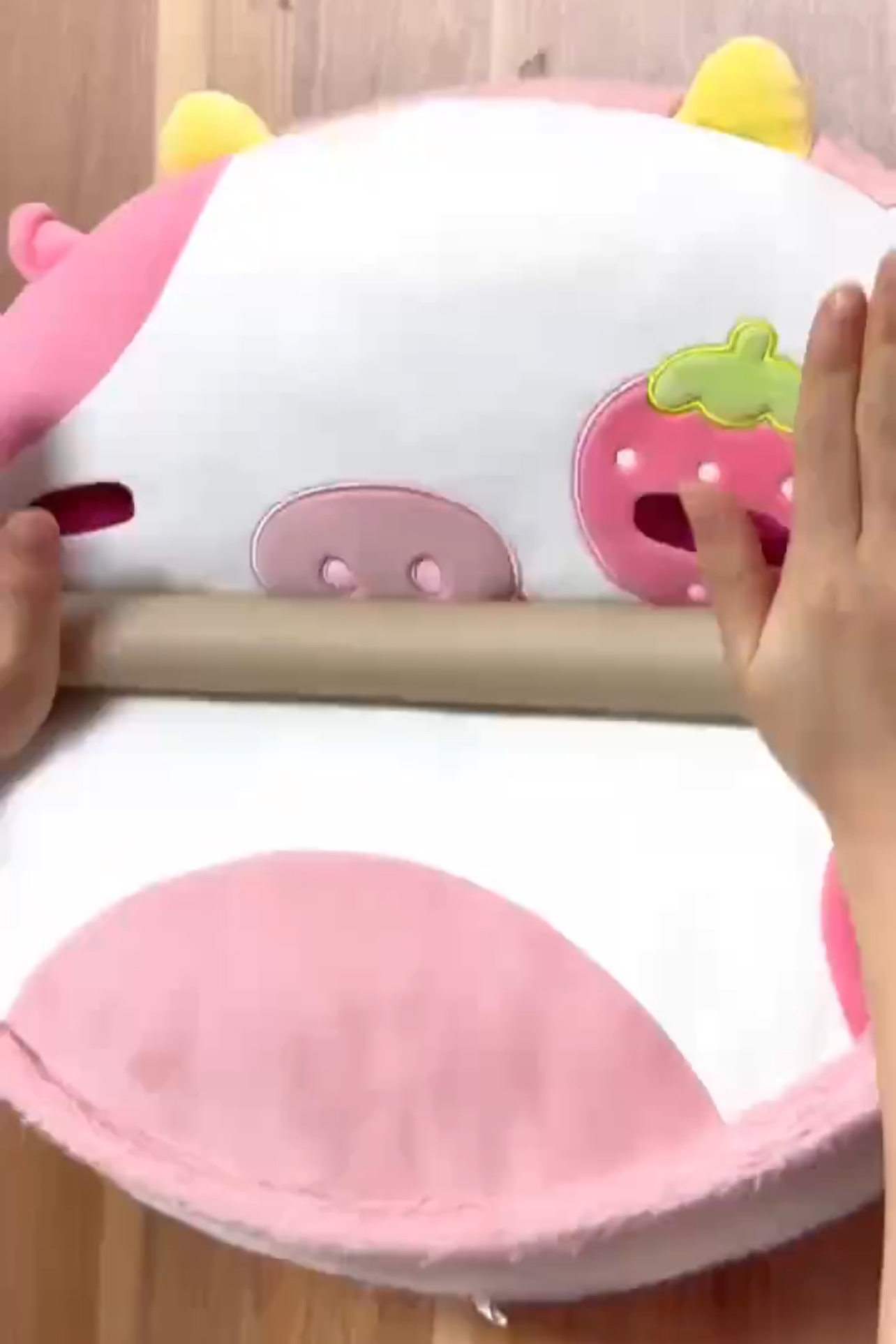 可爱粉色棉花娃娃草莓蓝莓牛正反翻转可爱抱枕午睡神器奶牛抱枕