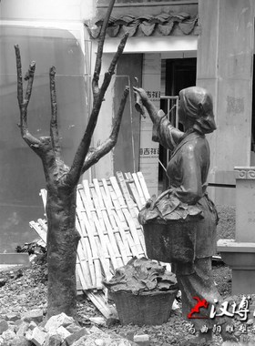 古代养蚕主题采桑小孩人物雕塑玻璃钢仿铜雕塑大型公园景观雕塑