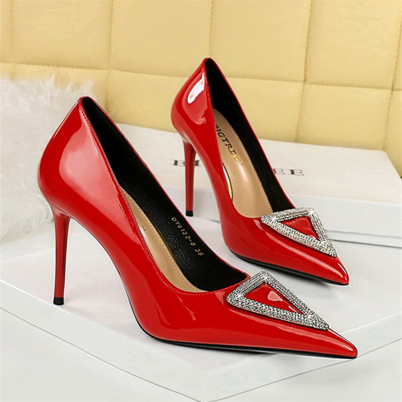 韩版水钻高跟鞋女细跟宴会婚鞋漆皮亮面尖头金属三角形扣大码单鞋