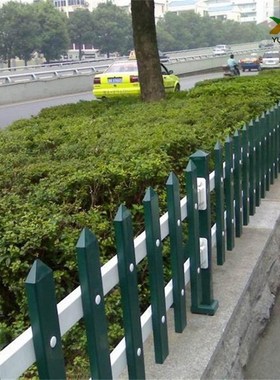 绿色方管带弯头带冒尖的草坪护栏栏杆马路上小区绿化