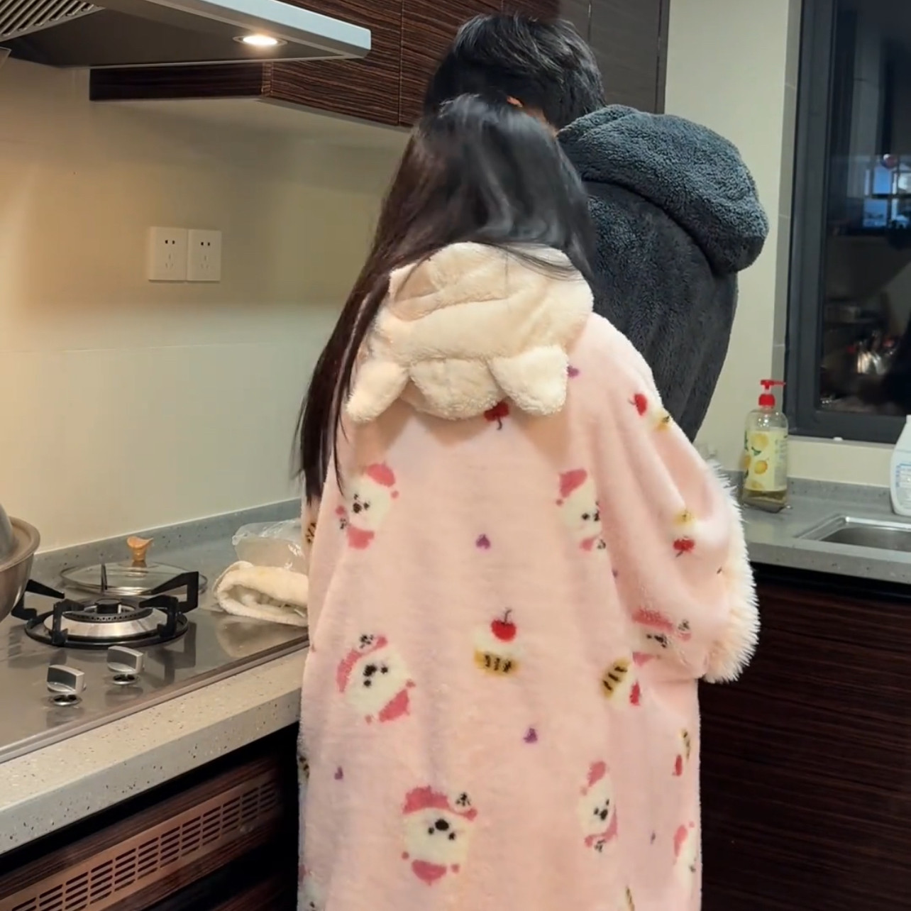 粉色甜美果壳睡衣女冬季2025加绒加厚外披可爱连帽女士家居睡袍