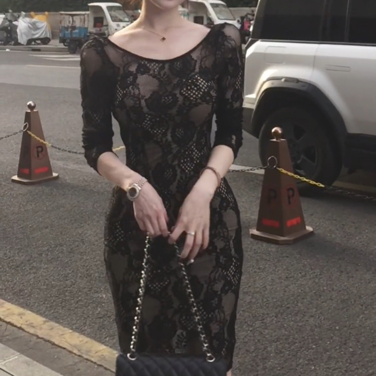 法式黑色蕾丝露背连衣裙女夏季御姐气质修身显瘦性感纯欲包臀裙子
