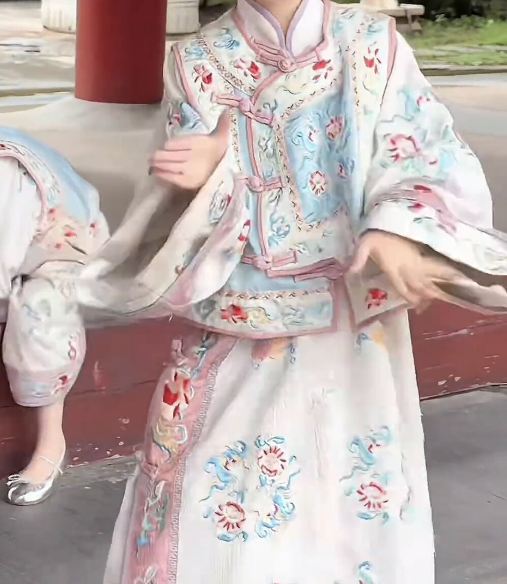 新款清朝格格服公主晚清旗袍女国风汉服外景旅拍写真摄影服饰