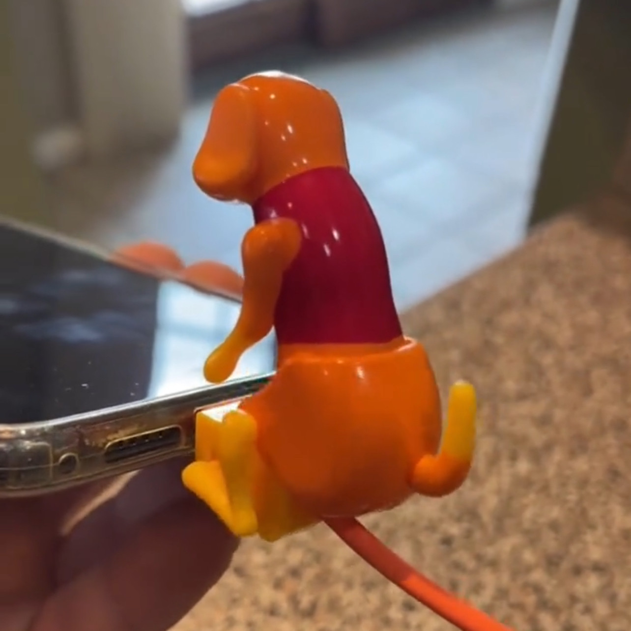 会动的小狗充电器抽象流氓狗猥琐狗数据线搞笑新款保护套数据线