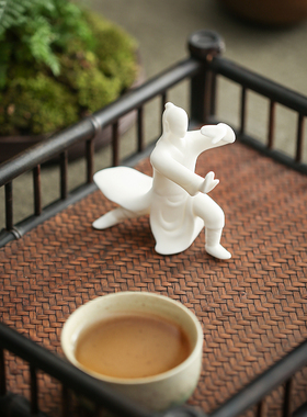 创意陶瓷打太极人物桌面摆件办公室茶桌个性装饰品白瓷禅意摆件