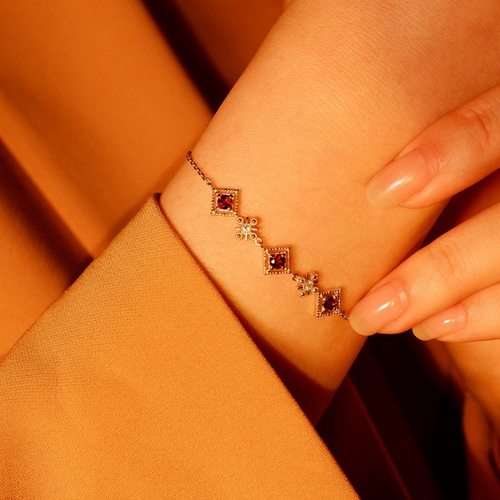 魔法少女复古石榴红锆石手链女高级感轻奢设计宫廷S925银镀18K金