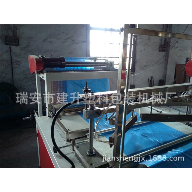 斜肩连卷挂衣袋制袋机