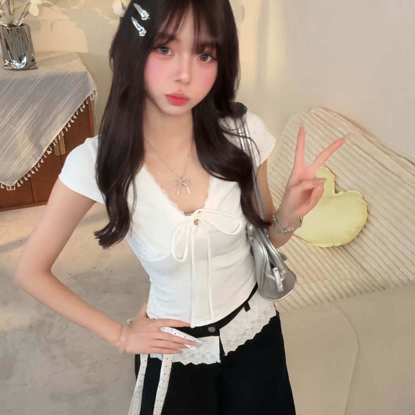 韩系白色蕾丝拼接绑带V领