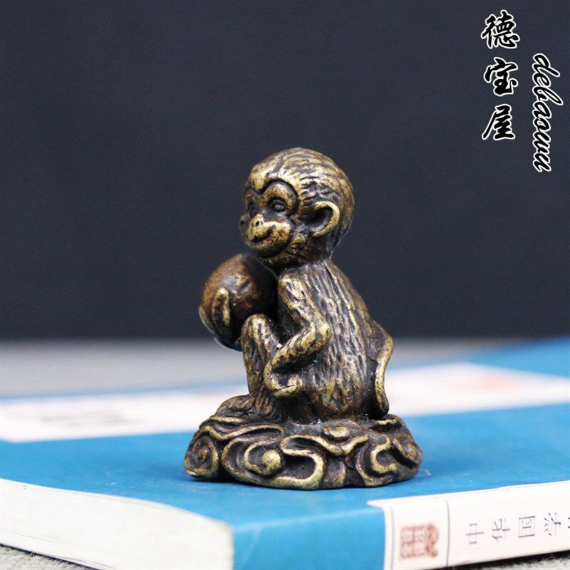 实心纯铜猴子献桃摆件生肖可爱小号猴子寿桃铜把件仿古铜雕茶宠