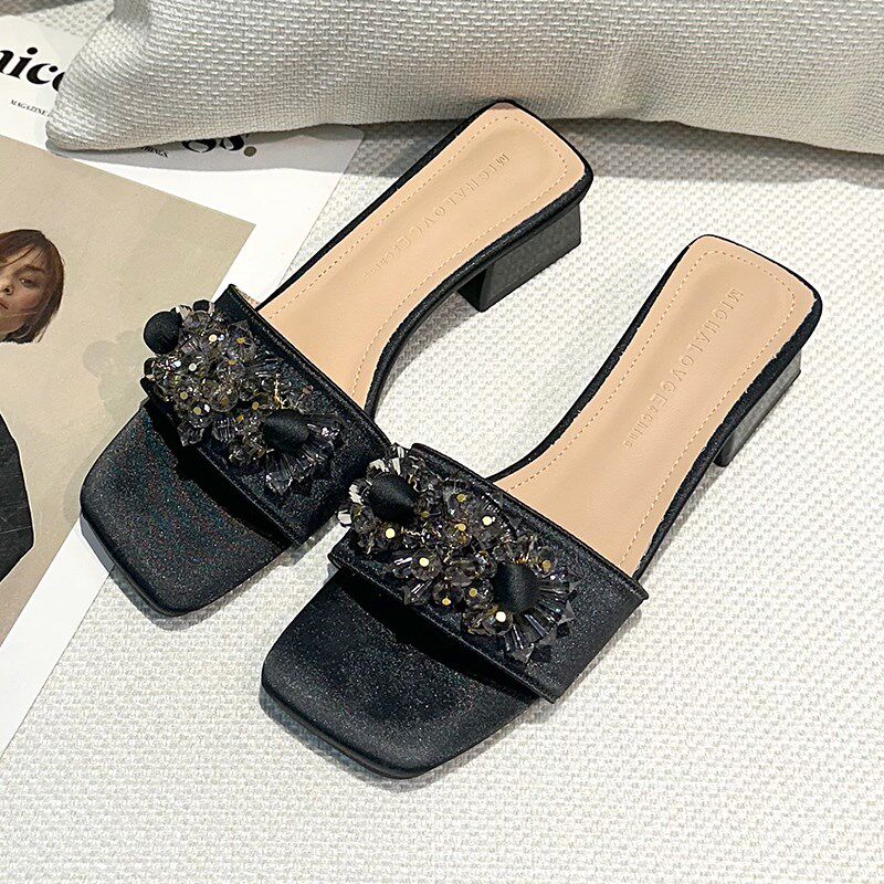 粗跟外穿一字带凉拖鞋女夏2025新款高级感缎面水钻职业黑色高跟鞋