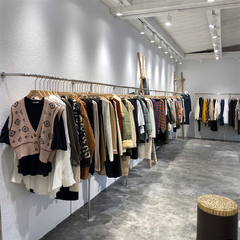 女装店银色壁挂式货架服装展示架不锈钢拉丝上墙侧挂落地式挂衣架