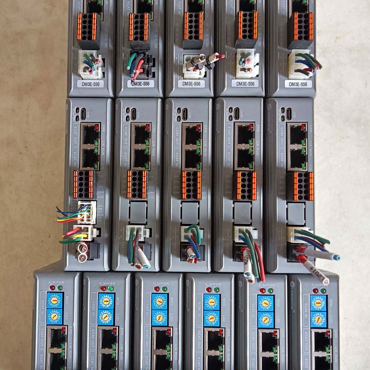 议价总线步进驱动器：DM3E-556/DM3C-EC556。适用