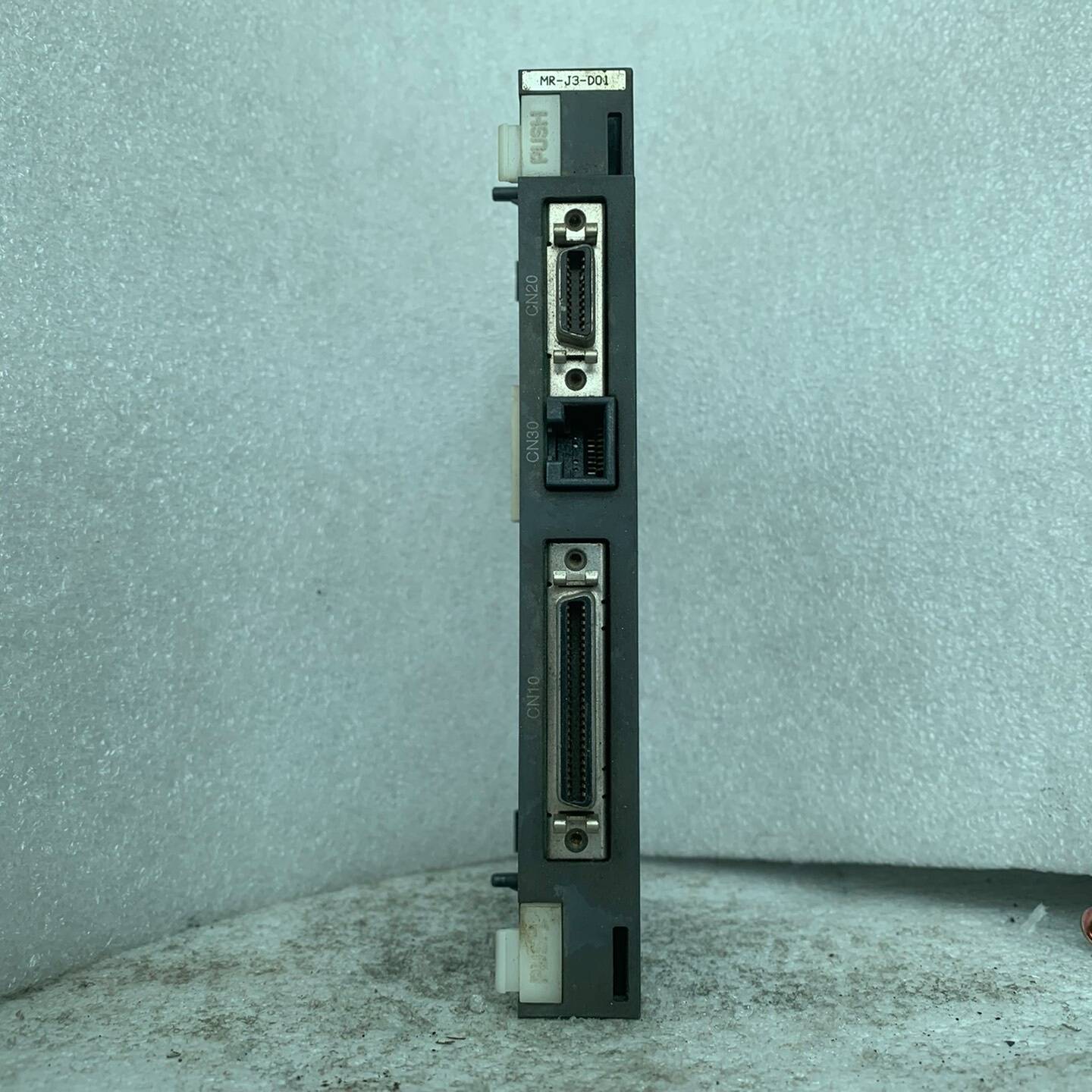 议价MR-J3-D01实物图，成色漂亮，功能完好适用