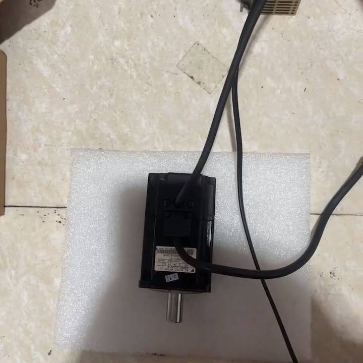 议价SGMAH-02BAF41伺服电机，成色如图质量适用