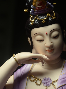 彩绘水月自在观音陶瓷佛像家用客厅玄关装饰品工艺品中式禅意摆件