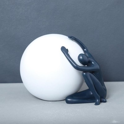 创意人物艺术抱球人摆件酒店雕塑人C像装饰品展台玄关柜软装摆设