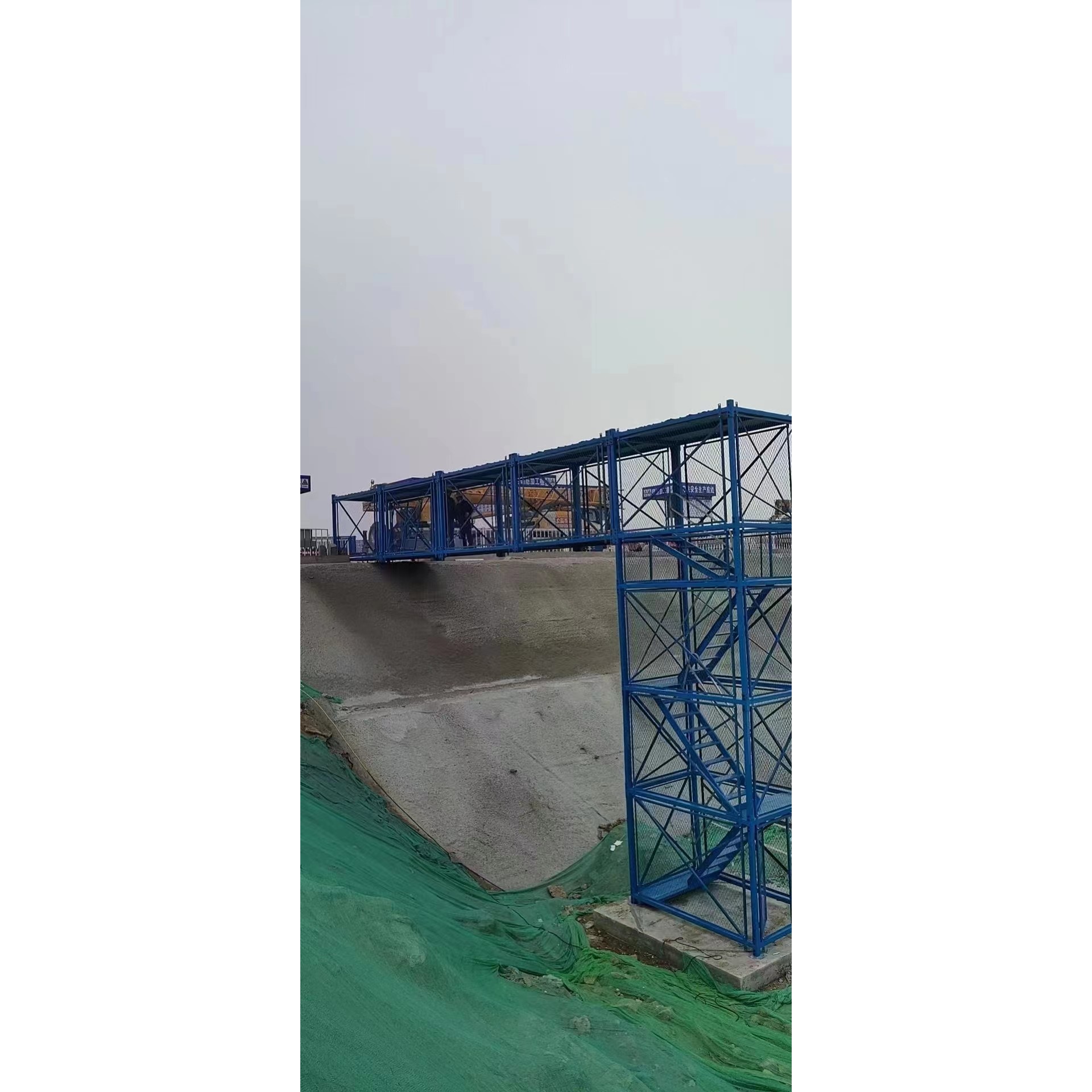 建筑工地基坑安全梯笼 桥梁施工安全爬梯墩身防护通道平台组装式