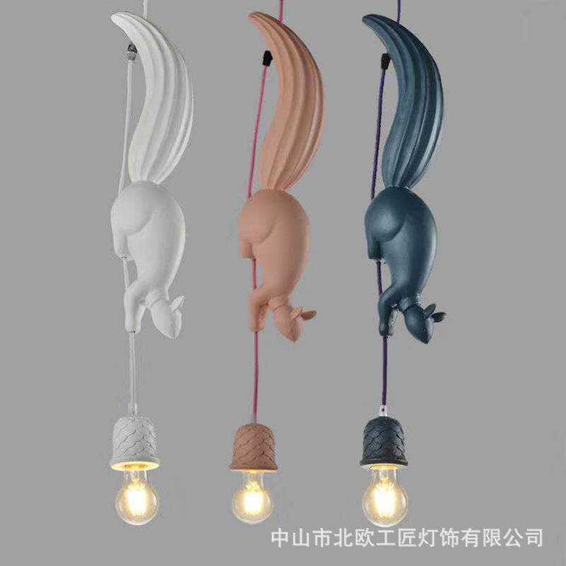 北欧餐厅吊灯简约儿童房装饰灯创意卧室床头白色树脂个性松鼠吊灯