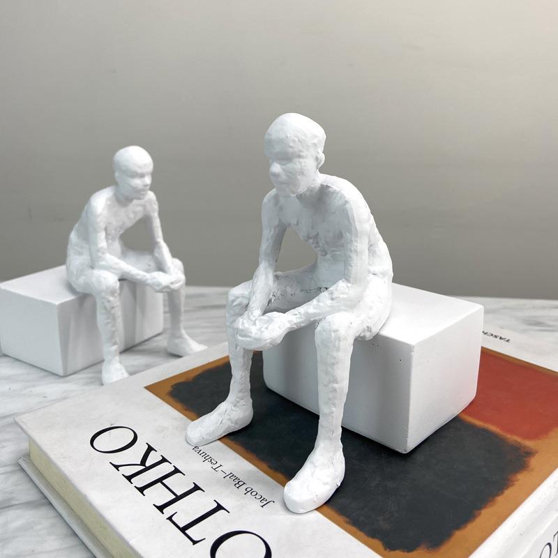 现代简约雕塑摆件创意抽象坐姿人像软装饰品客厅书房桌面样板房间