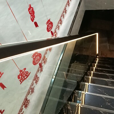 楼梯玻璃扶手感应灯带免安装插电夜间人来自动亮灯别墅自建房自粘