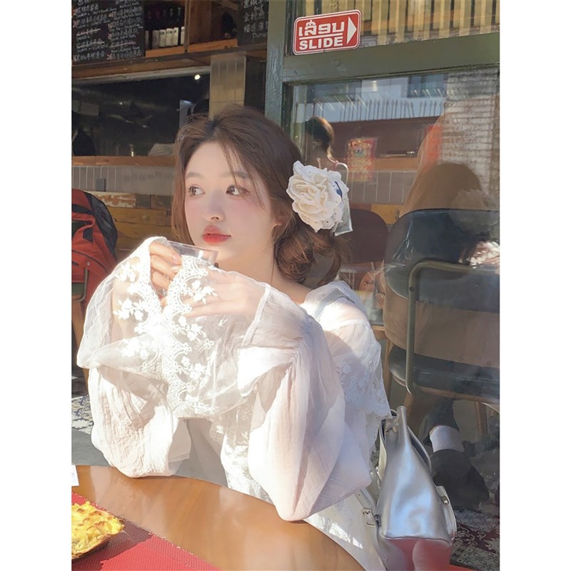 范雯雯 微醺白兰地 蕾丝拼接薄款防晒衬衫女冬季法式甜美V领上衣