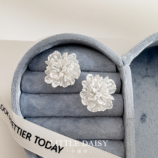 「小黛西」钛钢不过敏白色花朵耳钉超仙气质蕾丝立体山茶花瓣耳环