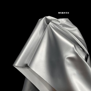 太空银色亮皮羽绒服棉服布料 -金属光泽感银灰色背景布设计师面料