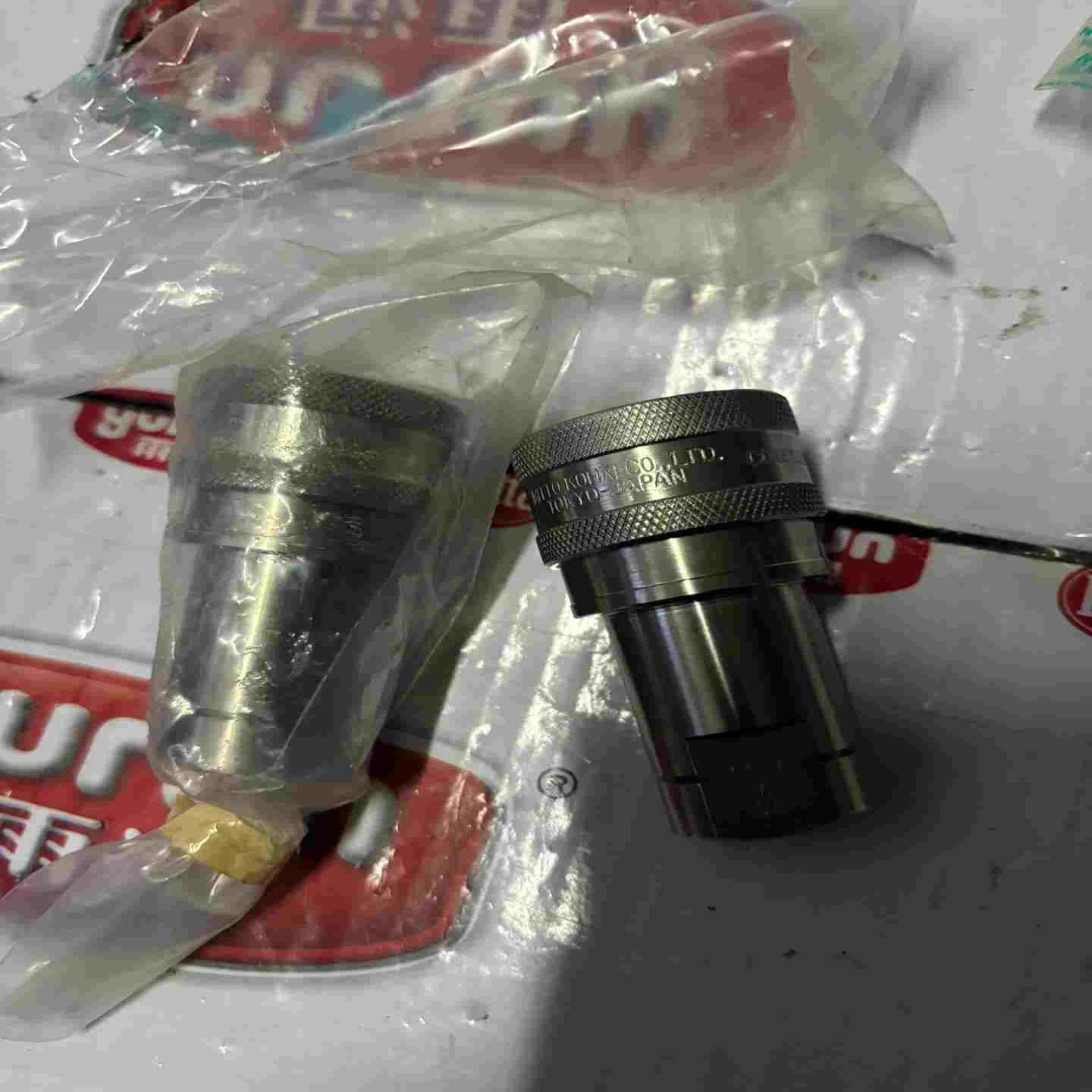 TRADE MARK 快速接头两个，成色如图。议价。B9~询价