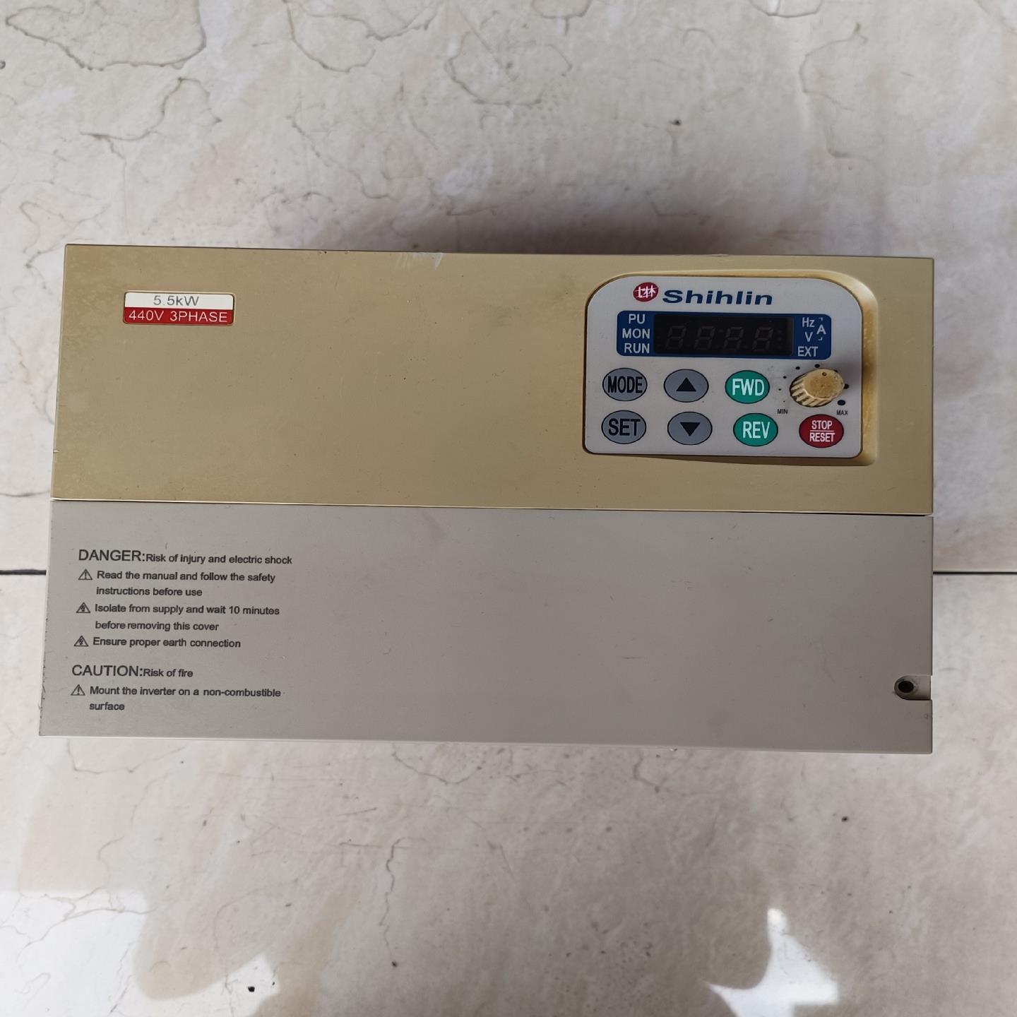 士林SS-043-5.5K-D变频器现货实拍功能包好外壳有裂~议价