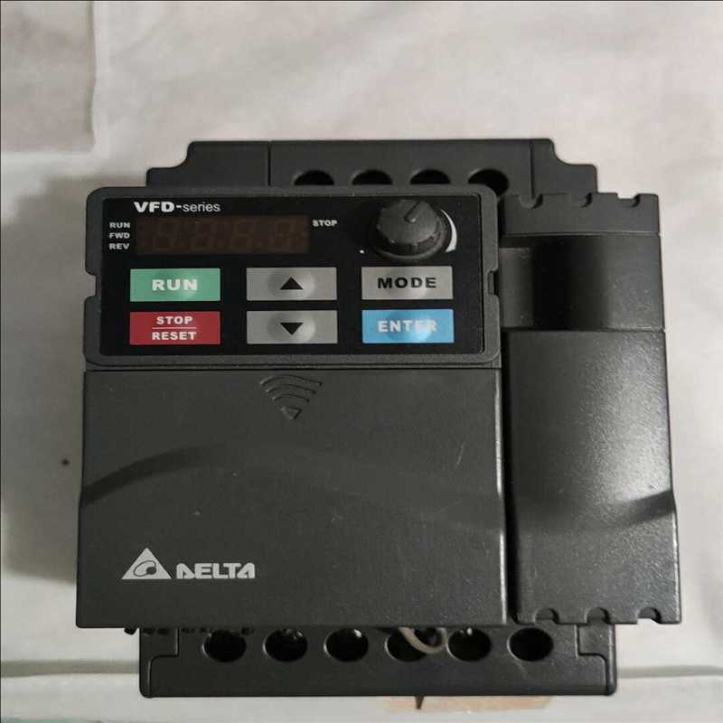 变频器，九成新，型号VFD015E21A（耶耶电子）