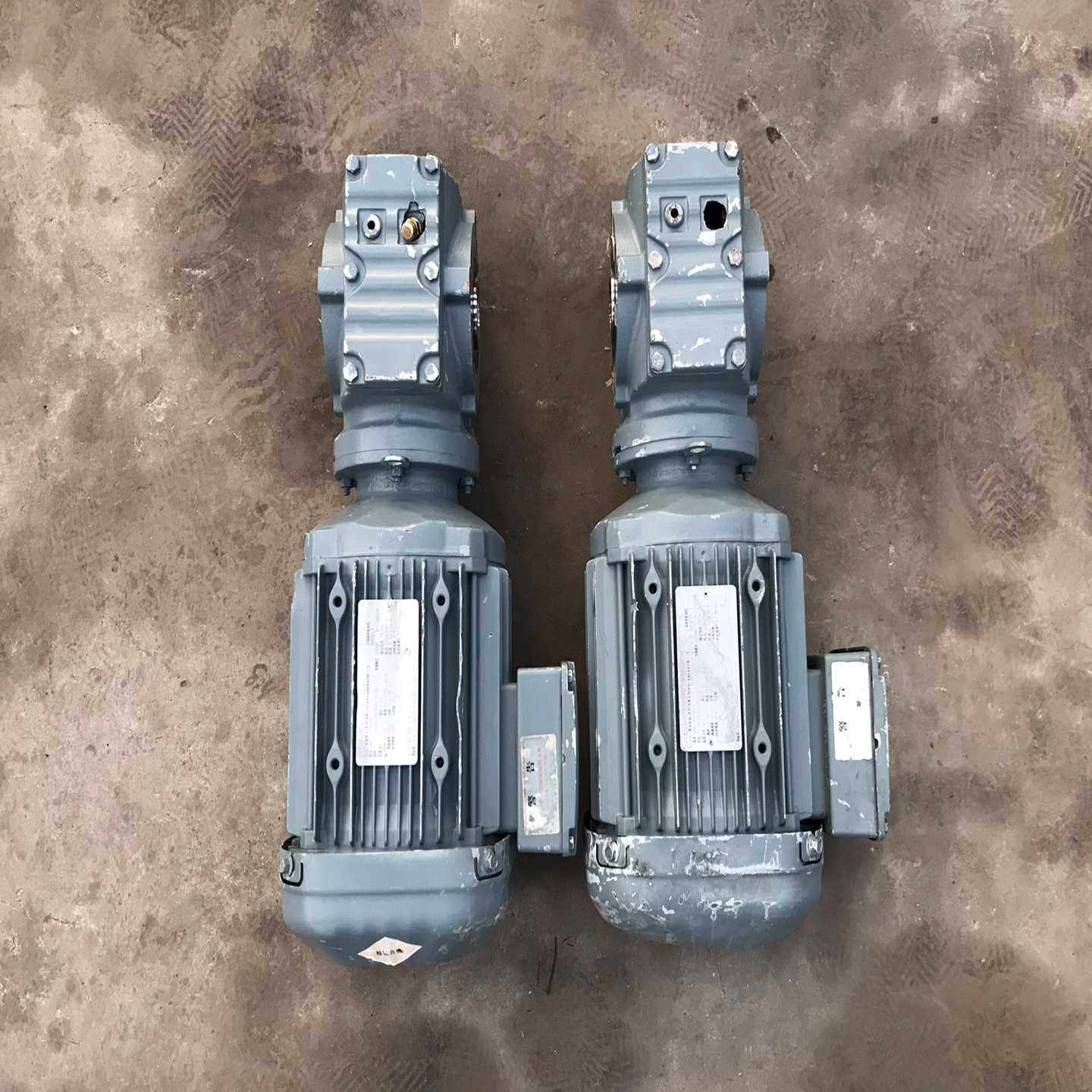 【星慕电子】两台sew立式齿轮减速机，SA47 DRE90L4，速比1: