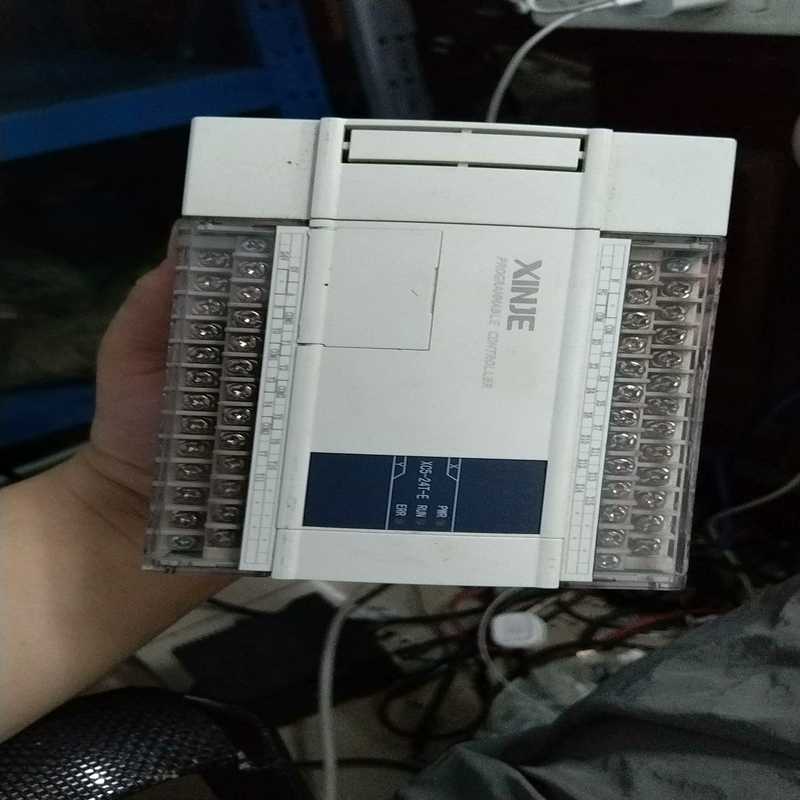 信捷XC5-24T-E，实物拍摄，年份还可以，自带4轴脉冲一议价商品