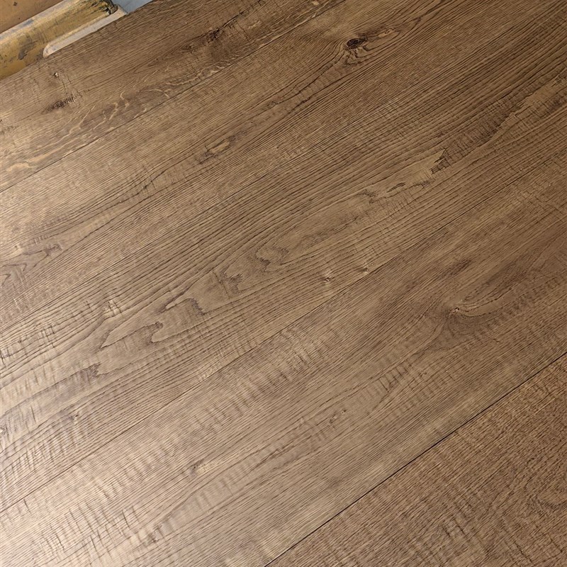 橡木纯三层锁扣地板 表皮x四毫米橡木 中间云杉 底部云杉