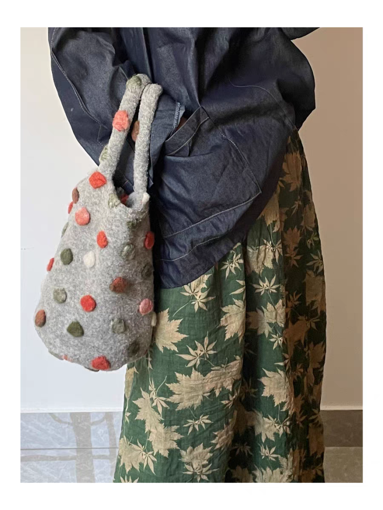 Клатч 手提精致小包秋冬立体彩球球灰色厚实羊毛呢百搭精致实用性水桶手