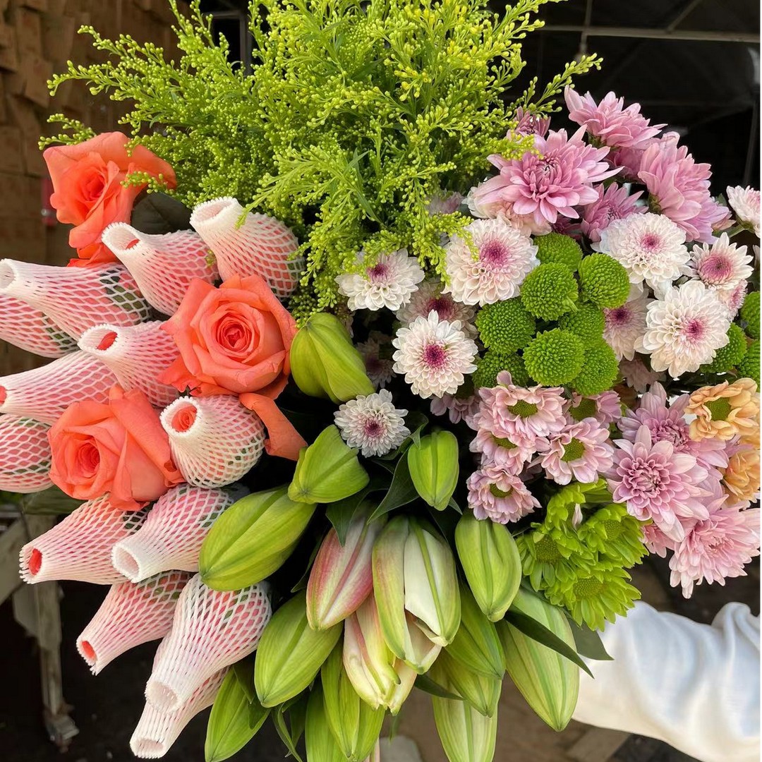 粉玫瑰10只+百合5朵+混色小雏菊5枝+配草5枝+送玫瑰 云南昆明鲜花