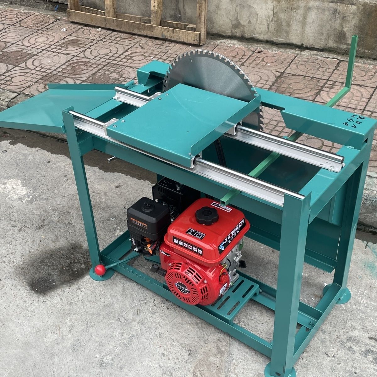 新款推台断木锯锯柴机多功能汽油机推台断木锯野外天麻种植神器