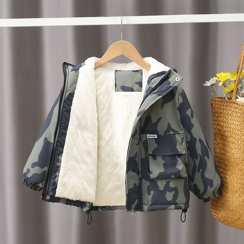 男童迷彩加绒外套秋冬款2025新款中大童派克服保暖冲锋衣加厚棉服