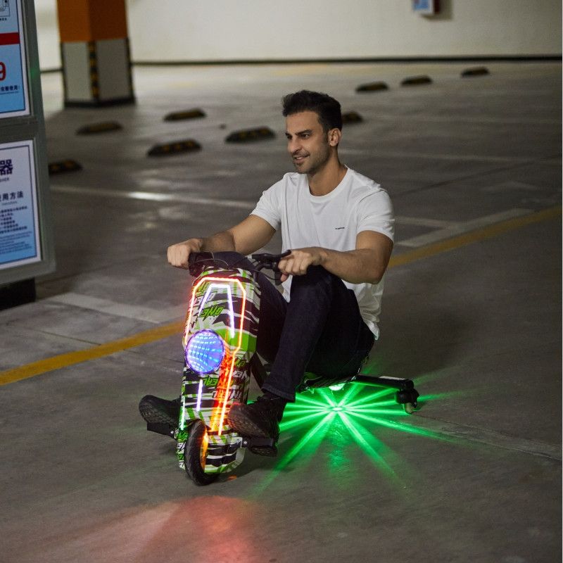 广场电动三轮漂移车儿童卡丁车摆摊炫酷灯光游乐车儿童代步车