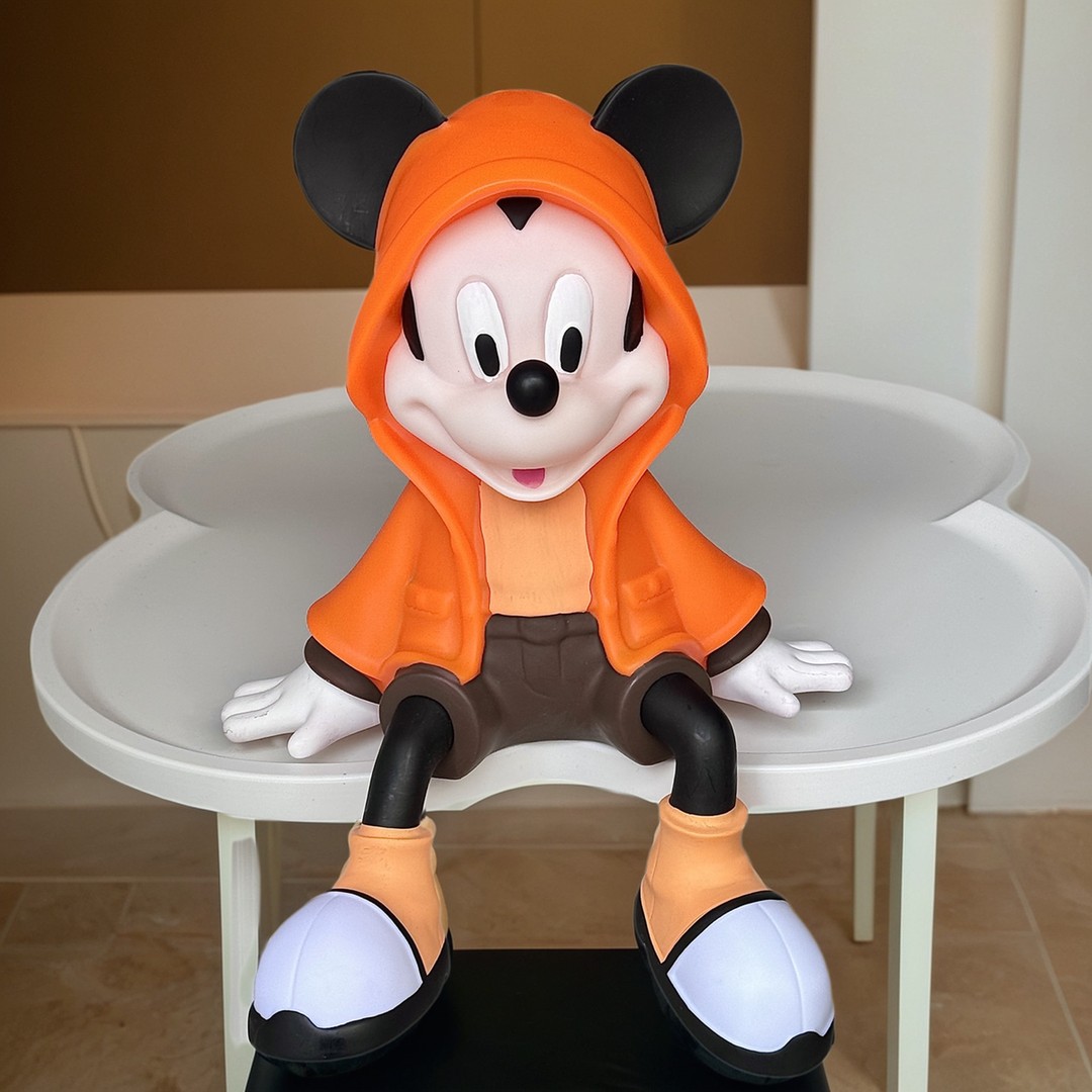 橙色坐姿披风米奇高级感入户玄关客厅电视柜轻酒柜奢手办摆件