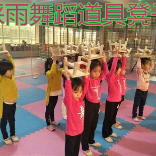 妞妞看戏板凳上的山歌小板凳子舞蹈踩雨弄堂记忆赵钱孙李演出道具