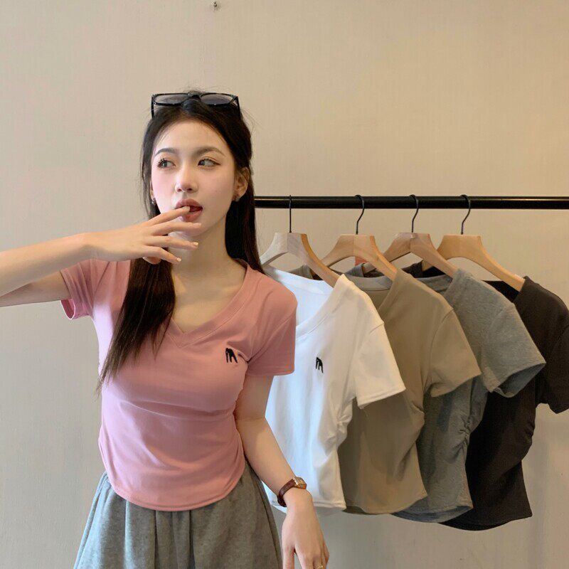 白色正肩短袖t恤女夏V领字母刺绣收褶修身显瘦莫代尔凉感短款上衣