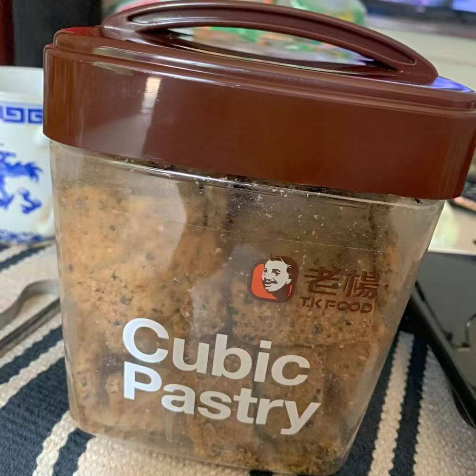 食品老杨方块芝麻咸酥饼干网红休闲办公室小零食酥脆520g罐装代餐