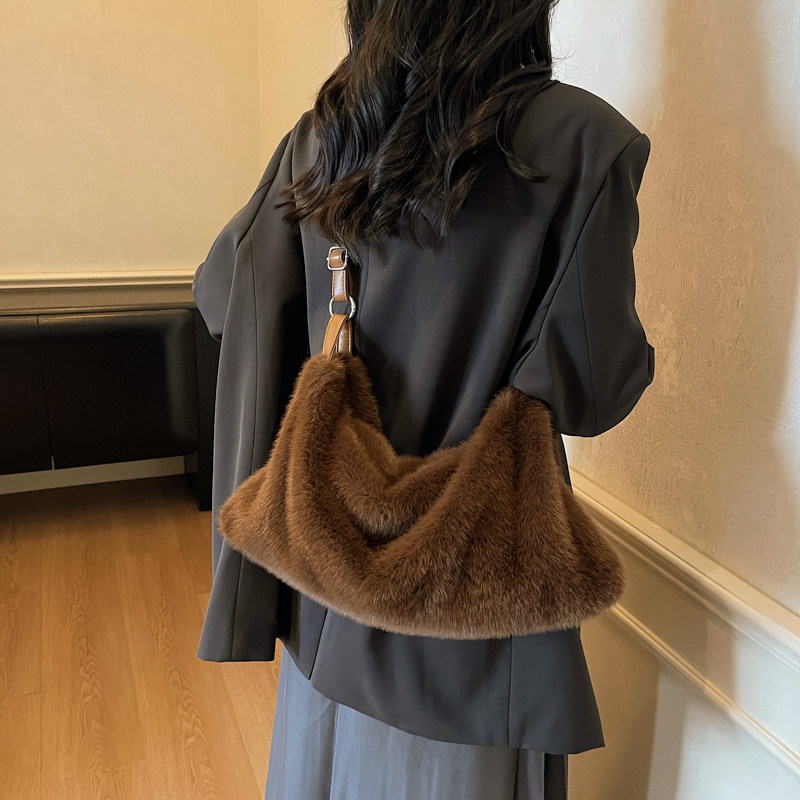 今年流行包包女2025秋冬新款斜挎包女ins日常通勤时尚单肩毛毛包,箱包皮具/热销女包/男包,托特包,淘宝优惠券,粉丝福利购,淘宝优惠卷