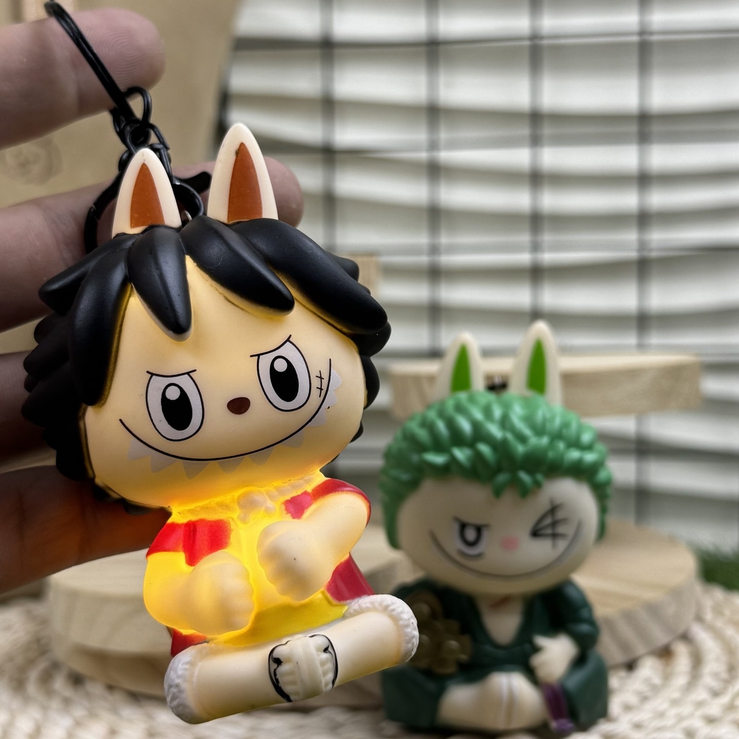 爆款网红卡通亮灯款拉布布航海王系列钥匙扣路飞索隆包挂件小礼品