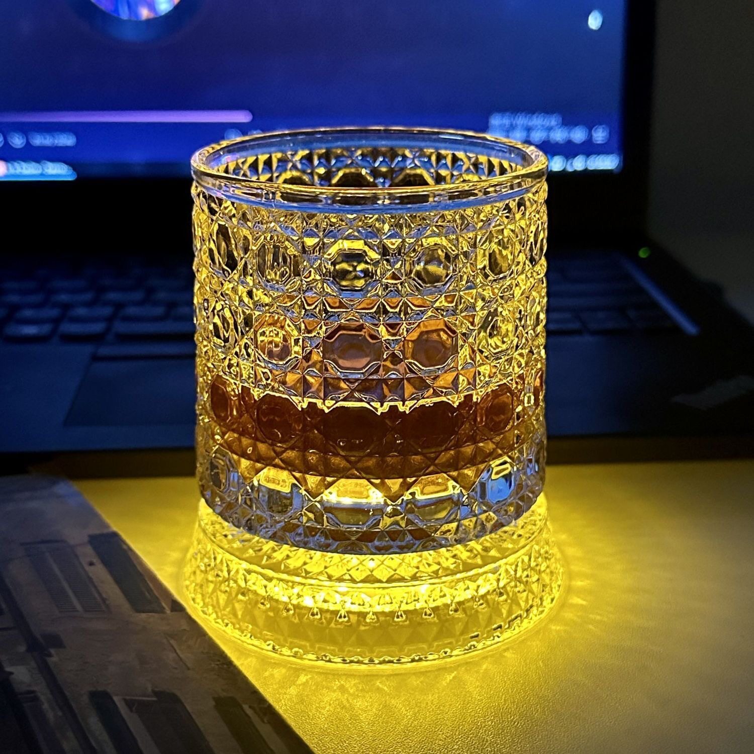 送发光杯垫发光旋转高颜值解压洋酒杯不倒翁威士忌酒杯简约塑玻杯